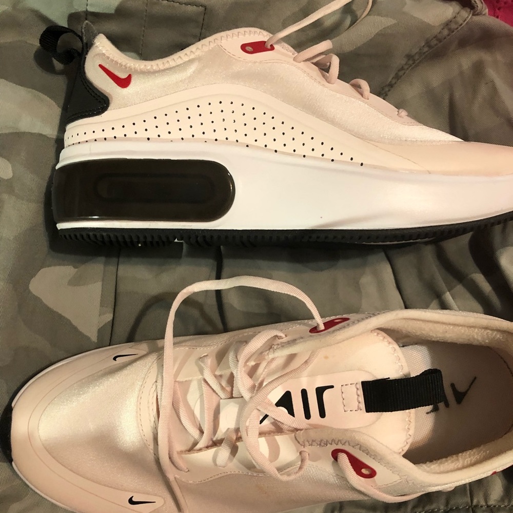 Air max dia in used condition. These are light pink